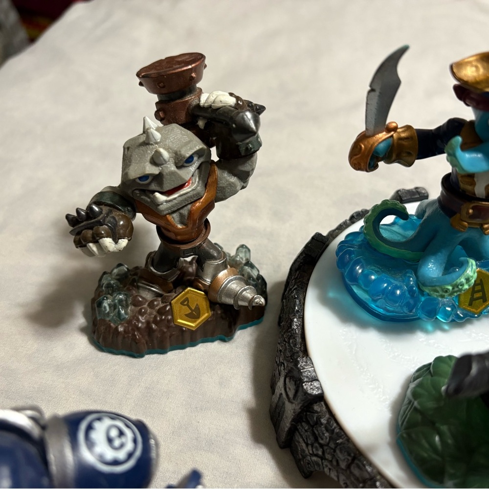 PS3 portal with skylanders 8 of them - Picture 8 of 11